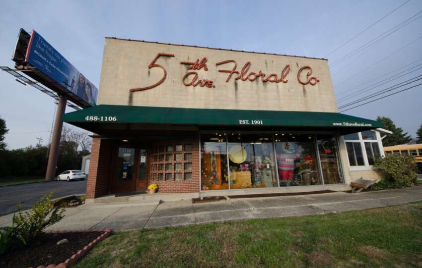 5th avenue floral co neon sign