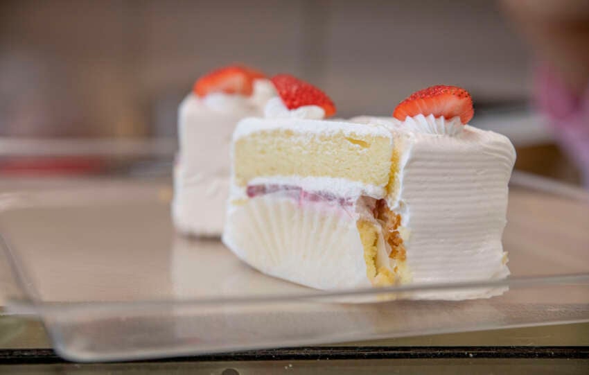 strawberry cake golden delight bakery