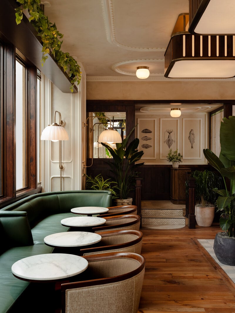lounge at hanks seafood